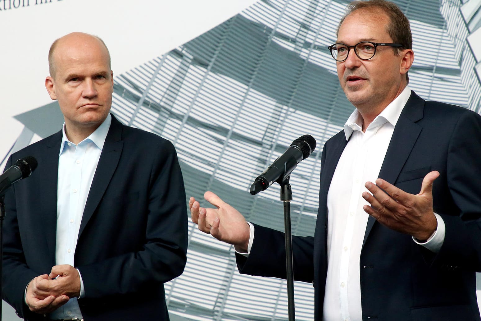 Ralph Brinkhaus (links) und Alexander Dobrindt: Sie haben ihren Abgeordneten erneut in der Maskenaffäre geschrieben – und eine Frist gesetzt.