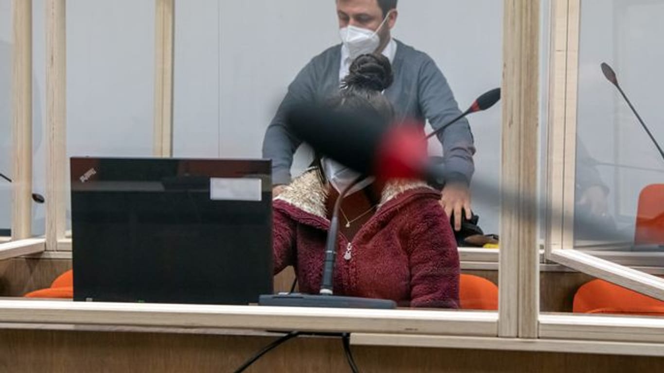 Die angeklagte mutmaßliche IS-Rückkehrerin sitzt in München vor Gericht.