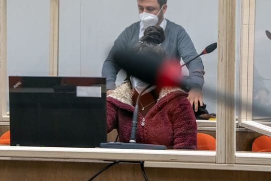 Die angeklagte mutmaßliche IS-Rückkehrerin sitzt in München vor Gericht.