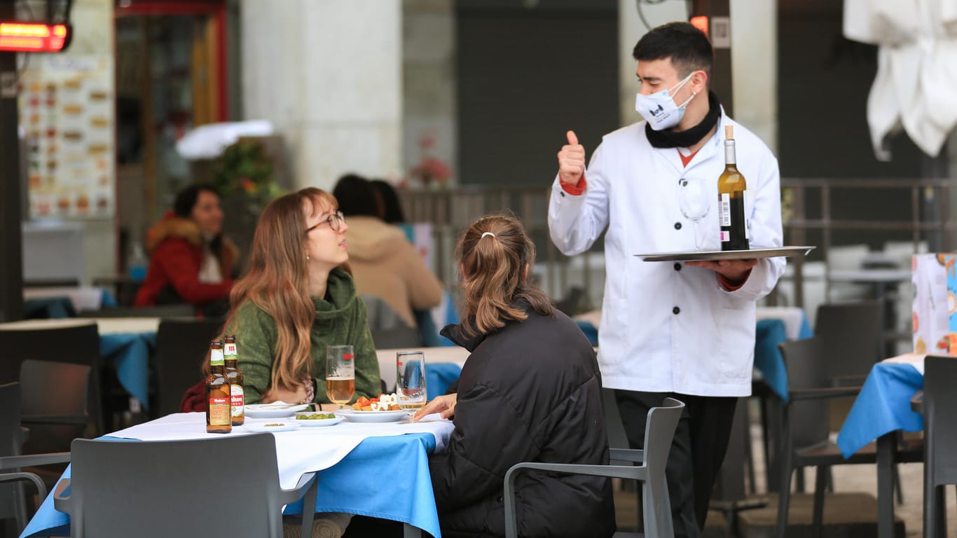 Spanien steht im Kampf gegen die Corona-Pandemie gut da: Aufgrund niedriger Inzidenzzahlen (74) beschloss die Regierung vorsichtige Lockerungen.