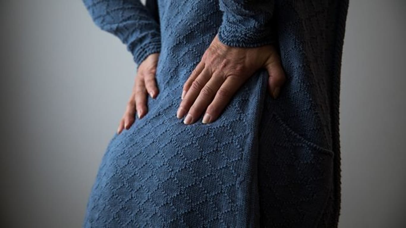 Wenn es im Kreuz zieht: Laut einer RKI-Studie leiden Frauen häufiger unter Rückenschmerzen als Männer.