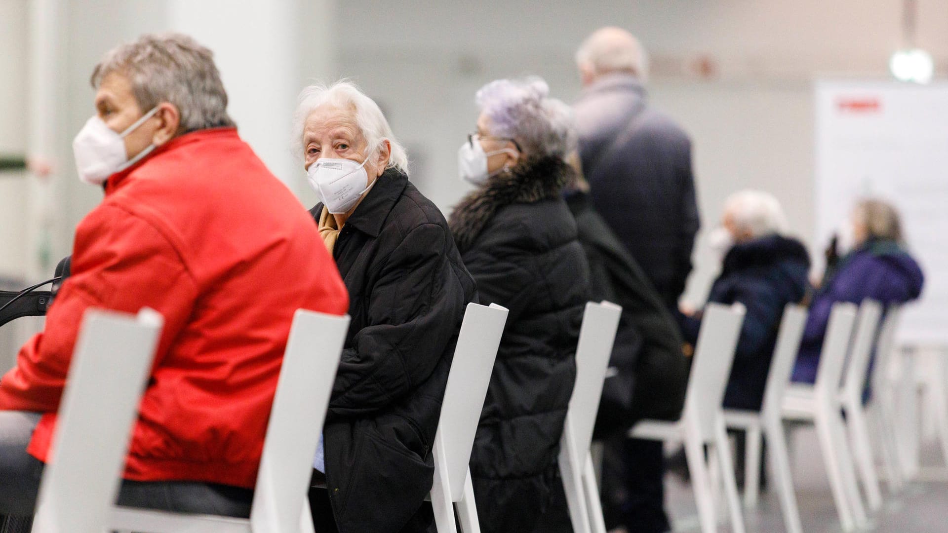 Menschen warten im Kölner Impfzentrum: Dort finden die Impfungen gegen das Coronavirus statt.