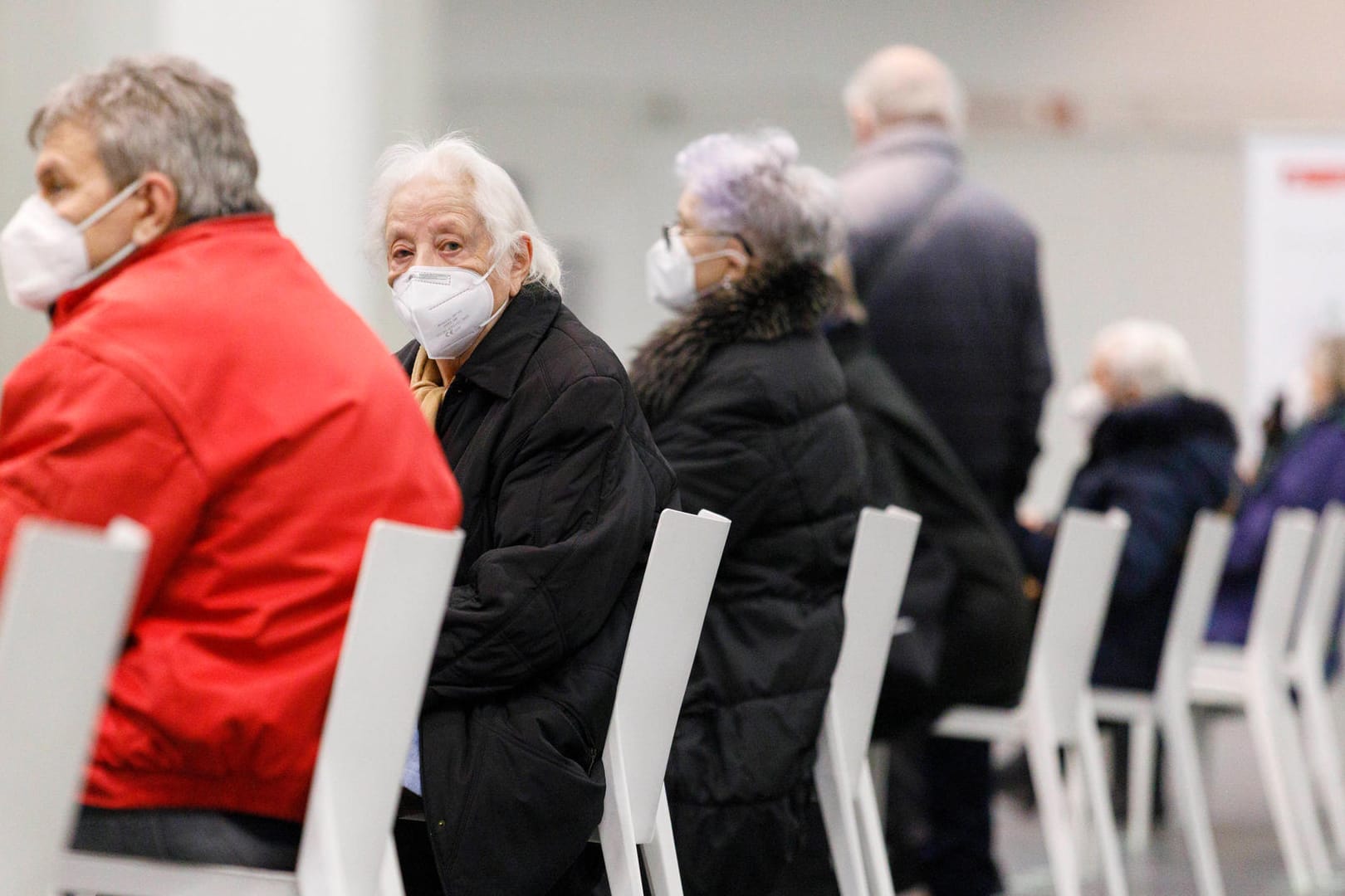 Menschen warten im Kölner Impfzentrum: Dort finden die Impfungen gegen das Coronavirus statt.