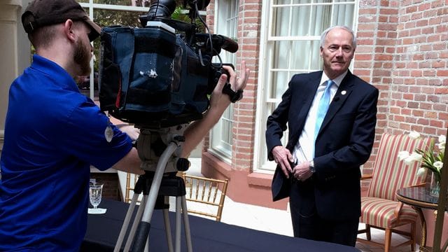 Der konservative Gouverneur Asa Hutchinson unterzeichnete ein umstrittenes Gesetz, das Schwangerschaftsabbrüche selbst nach einer Vergewaltigung oder Inzest untersagt.