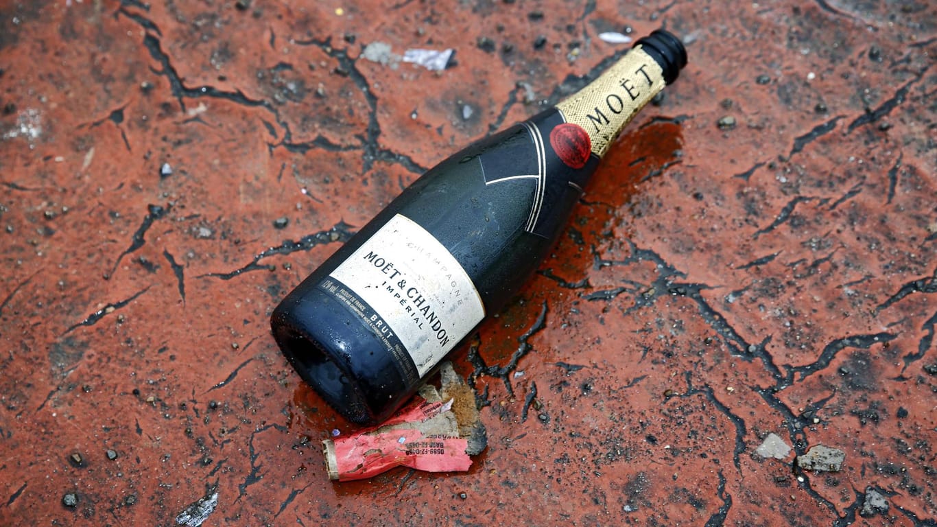 Eine Champagner-Flasche liegt auf dem Boden (Symbolbild): In Bielefeld hat ein 20-Jähriger zehn Flaschen gestohlen.