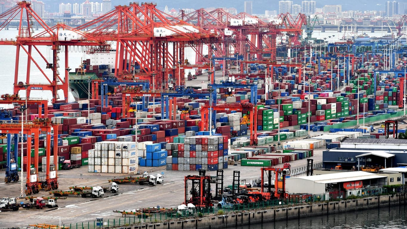 Hafen von der chinesischen Stadt Lianyungang: Experten sagen der Volksrepublik einen Wirtschaftszuwachs von acht Prozent voraus.