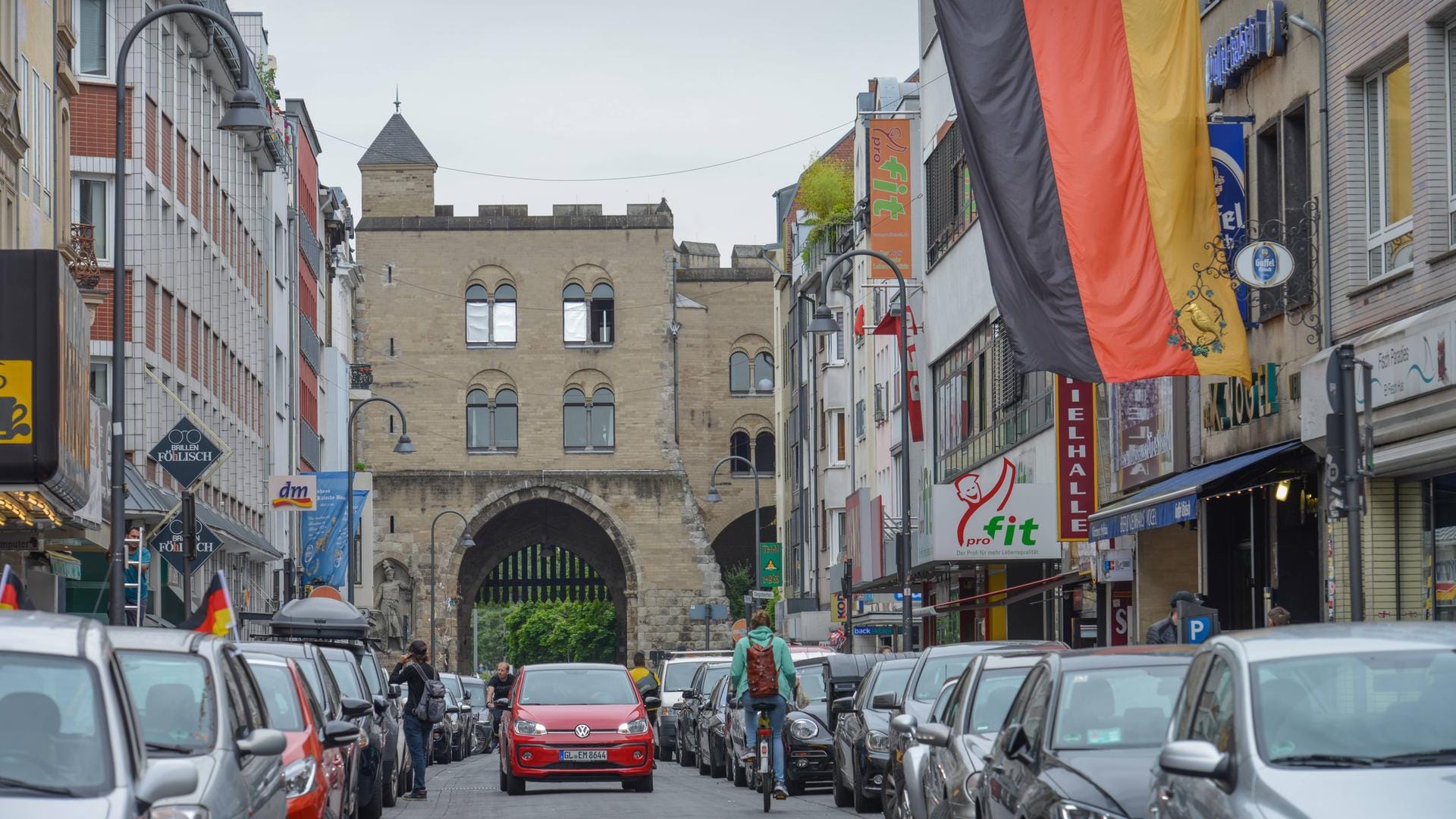 Der Eigelstein südlich der Torburg (Archivbild): Hier soll die Straße zur autofreien Fahrradstraße werden. Der Eigelstein südlich der Torburg (Archivbild): Hier soll die Straße zur autofreien Fahrradstraße werden.
