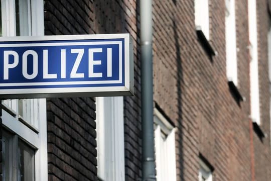 Ein Polizei-Schild hängt am Polizeipräsidium in Mülheim an der Ruhr.