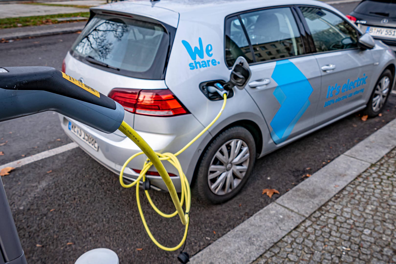 Das E-Auto aufladen: Immer noch bringt es manches Ärgernis mit sich.