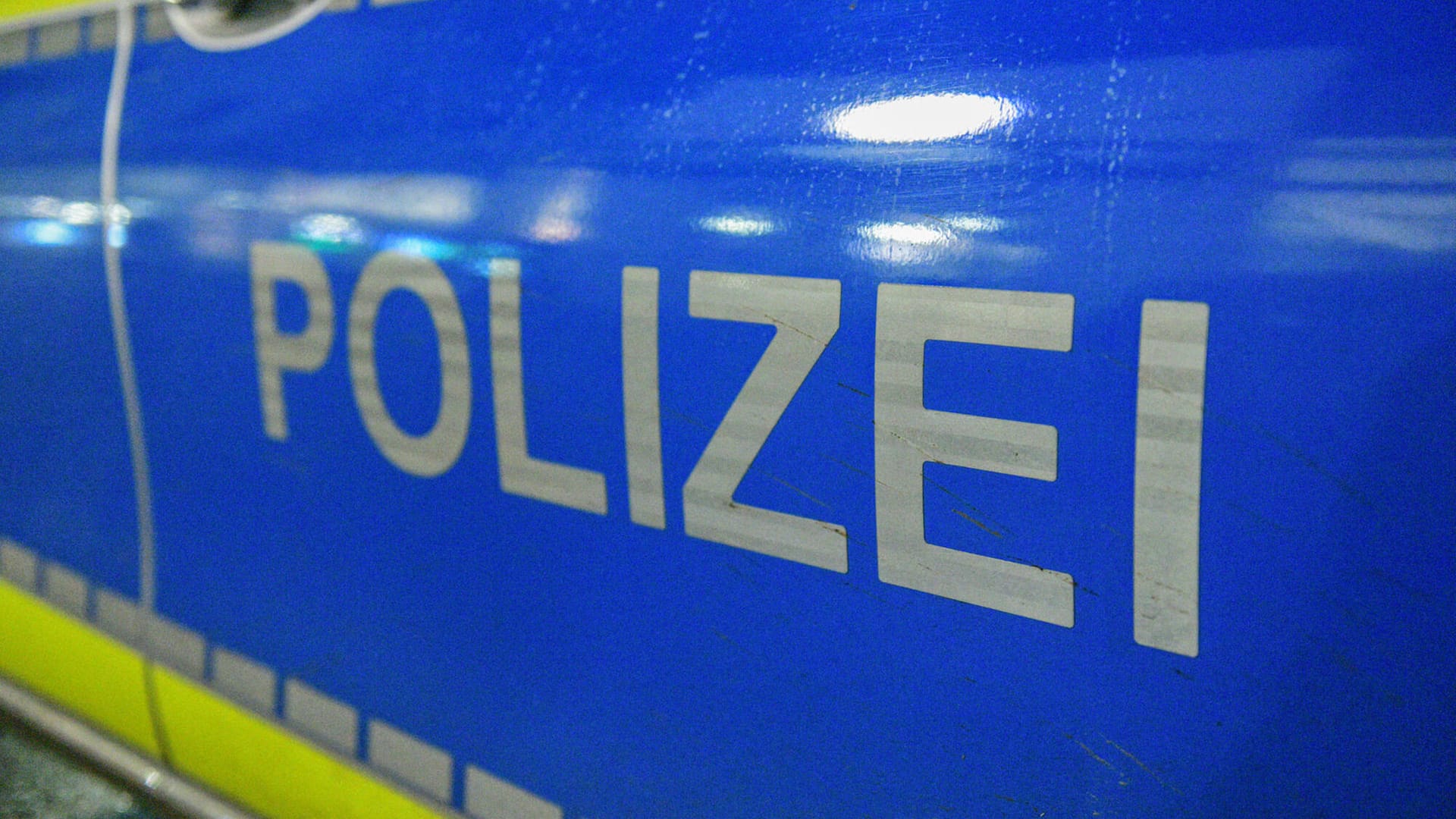 Polizei-Schriftzug: Die Polizei konnte einige Jugendliche aufgreifen (Symbolbild).