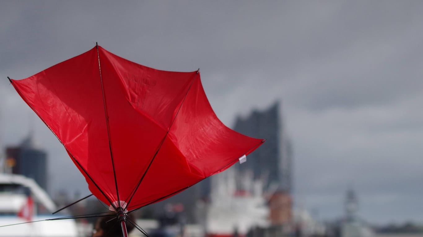 Ein Regenschirm wurde vom Wind umgeklappt (Symbolbild): Ab Donnerstag wird im Norden Deutschlands mit Sturm gerechnet.