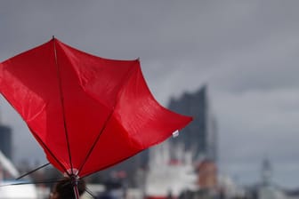 Ein Regenschirm wurde vom Wind umgeklappt (Symbolbild): Ab Donnerstag wird im Norden Deutschlands mit Sturm gerechnet.