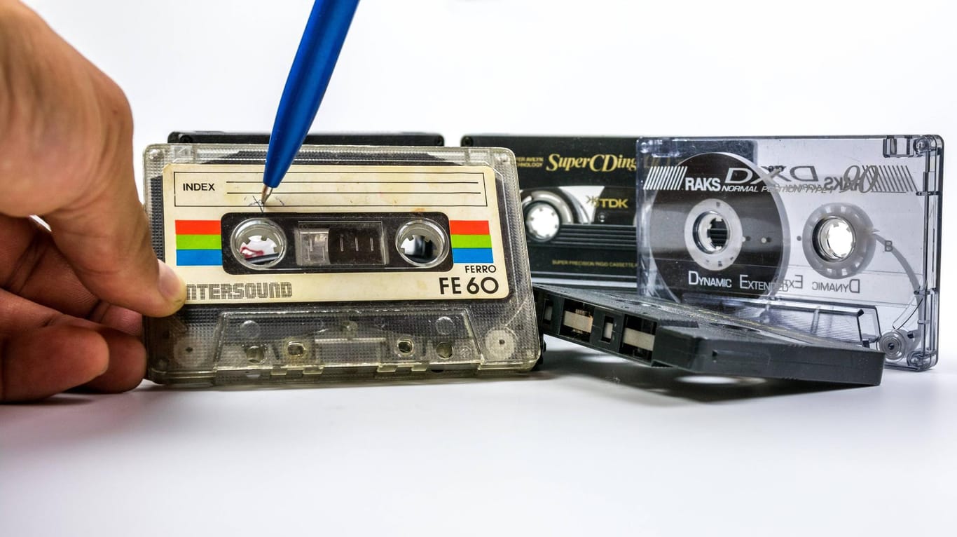 Jemand beschriftet eine Kompaktkassette: Der Erfinder der Kompaktkassette Lou Ottens ist im Alter von 94 Jahren gestorben.