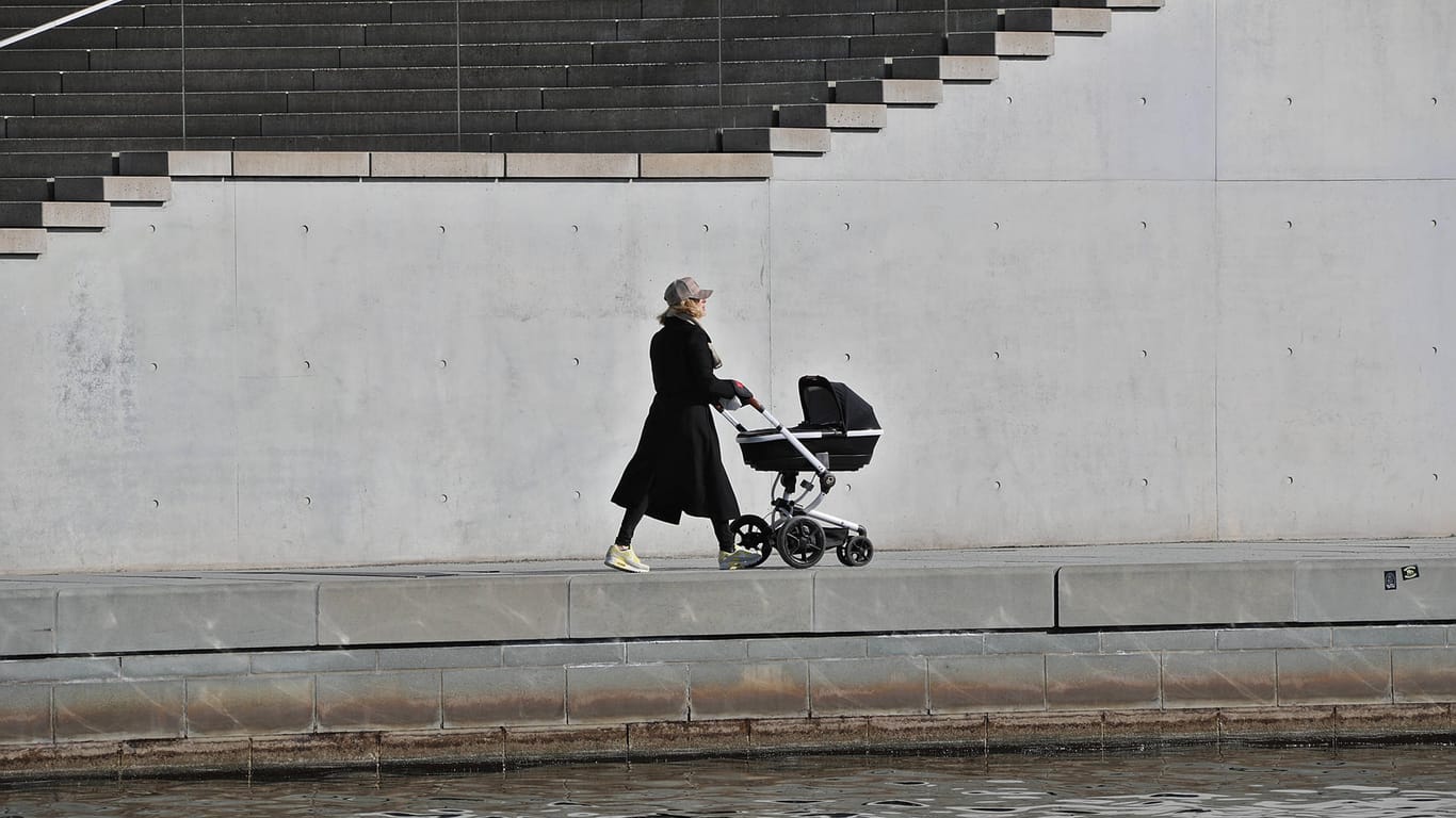 Eine Frau mit Kinderwagen an einem Fluss (Symbolbild): In Essen ist eine Mutter mit ihrem Säugling in die Ruhr gestürzt.
