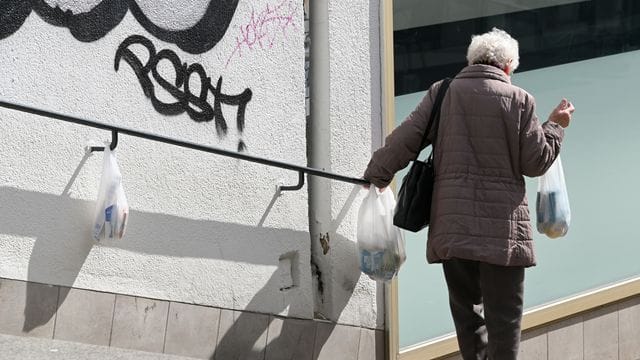 Die Pandemie verschärft die soziale Ungleichheit - manch einer ist auf die Hilfe von Fremden angewiesen, wie hier eine Frau an einem Gabengeländer. Die Pandemie verschärft die soziale Ungleichheit - manch einer ist auf die Hilfe von Fremden angewiesen, wie hier eine Frau an einem Gabengeländer.