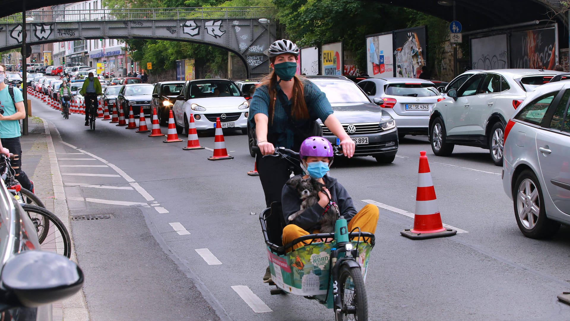 Eine Frau fährt Rad auf einem Pop-Up-Radweg in Dortmund (Symbolbild): In Dortmund ist die Zahl der Fahrradunfälle 2020 gestiegen. Eine Frau fährt Rad auf einem Pop-Up-Radweg in Dortmund (Symbolbild): In Dortmund ist die Zahl der Fahrradunfälle 2020 gestiegen.