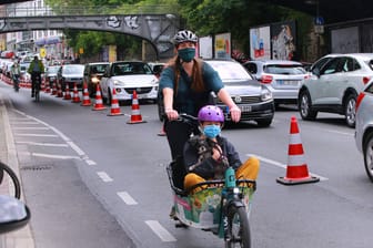 Eine Frau fährt Rad auf einem Pop-Up-Radweg in Dortmund (Symbolbild): In Dortmund ist die Zahl der Fahrradunfälle 2020 gestiegen.
