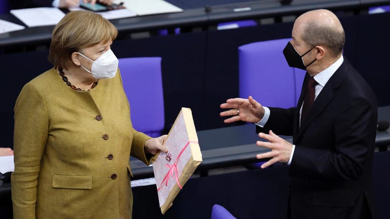 Angela Merkel und Olaf Scholz: Sie ist, was er sein möchte.