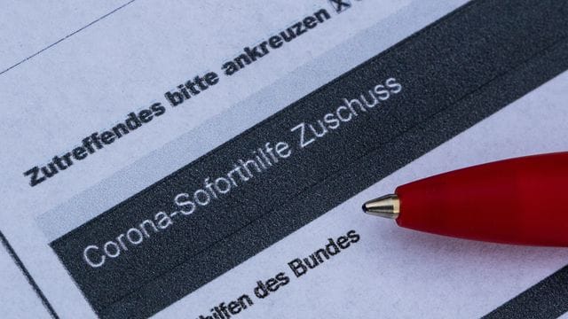 Unbekannte sollen sich mit falschen Identitäten beim Wirtschaftsministerium als prüfende Dritte registriert und dann für echte Unternehmen Hilfen beantragt haben. Unbekannte sollen sich mit falschen Identitäten beim Wirtschaftsministerium als prüfende Dritte registriert und dann für echte Unternehmen Hilfen beantragt haben.