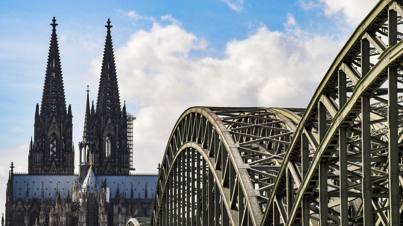 Kölner Dom und Hohenzollernbrücke: Der ehemalige Missbrauchsbeauftragte des Kölner Erzbistums ist wegen des Missbrauchsskandals aus der katholischen Kirche ausgetreten.