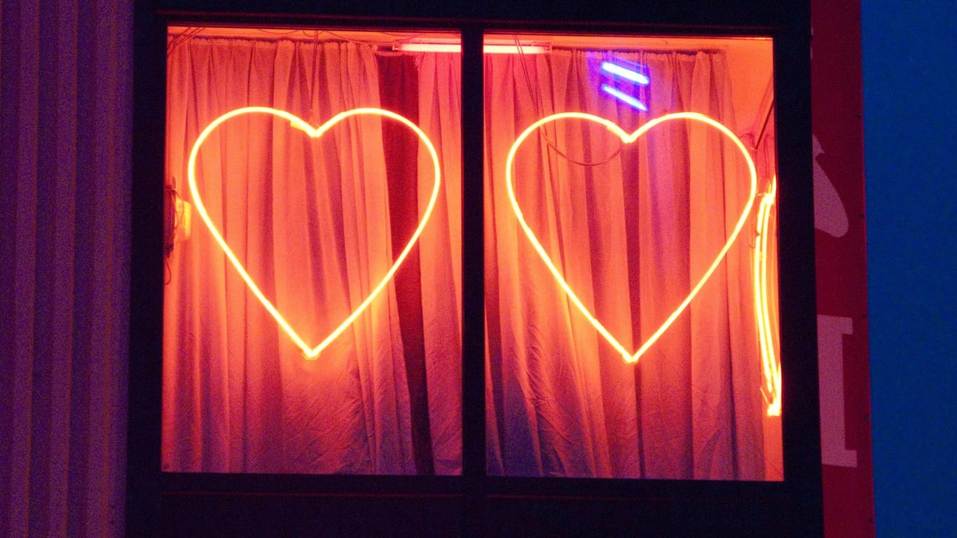 Rote Herzen hängen in einem Fenster (Symbolbild): In Berlin steht ein Bordellbetreiber vor Gericht.