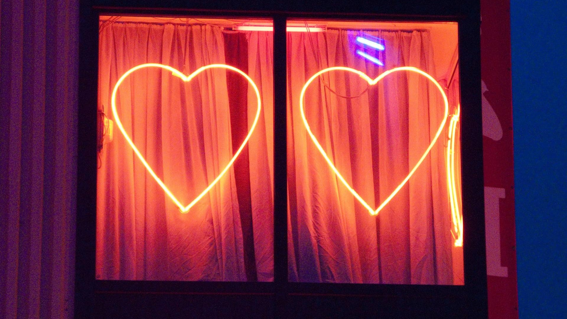 Rote Herzen hängen in einem Fenster (Symbolbild): In Berlin steht ein Bordellbetreiber vor Gericht. Rote Herzen hängen in einem Fenster (Symbolbild): In Berlin steht ein Bordellbetreiber vor Gericht.