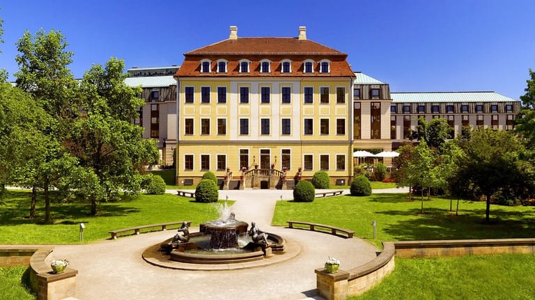 Der Garten des Hotels ist 20.000 Quadratmeter groß und bietet einen idealen Ort zum Ausruhen und Entspannen.