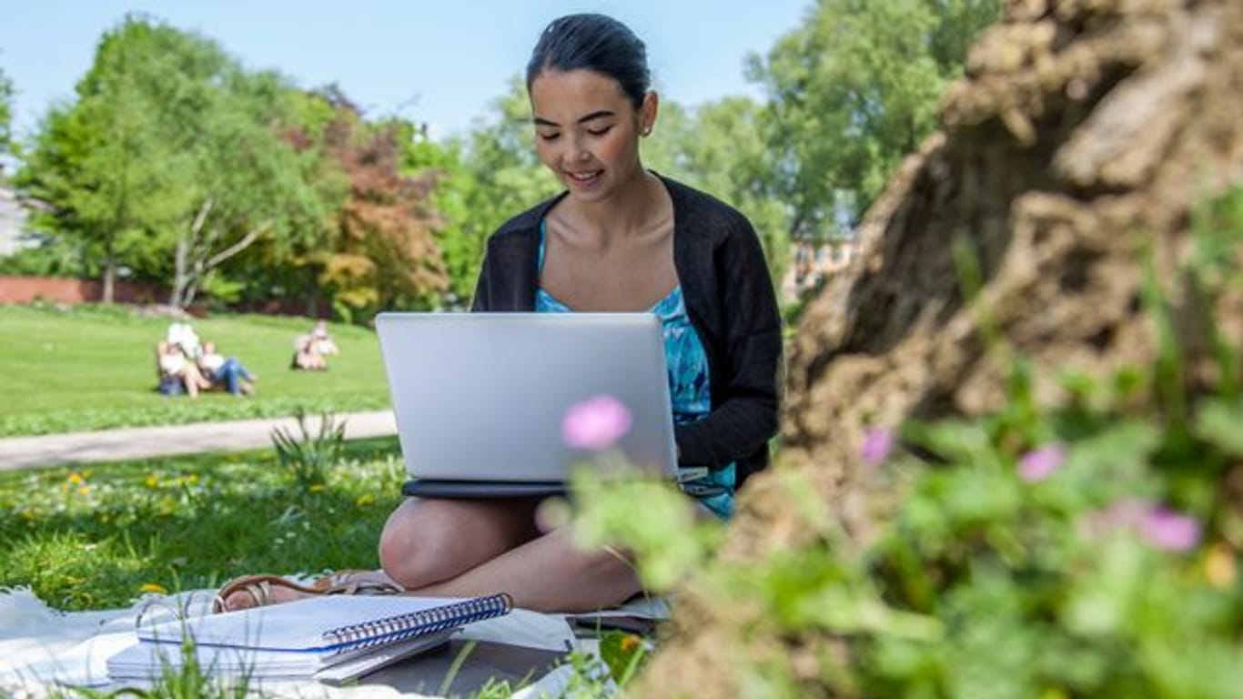 In den Osterferien etwas MINT-Luft schnuppern: Einige Hochschulen lassen ihre Ferien-Angebote während der Pandemie digital stattfinden.