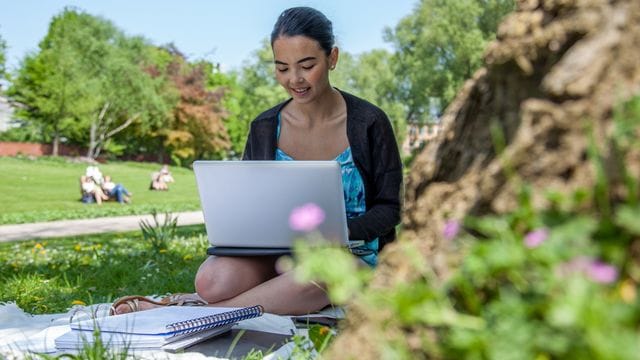 In den Osterferien etwas MINT-Luft schnuppern: Einige Hochschulen lassen ihre Ferien-Angebote während der Pandemie digital stattfinden.