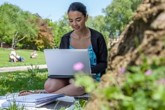 In den Osterferien etwas MINT-Luft schnuppern: Einige Hochschulen lassen ihre Ferien-Angebote während der Pandemie digital stattfinden.