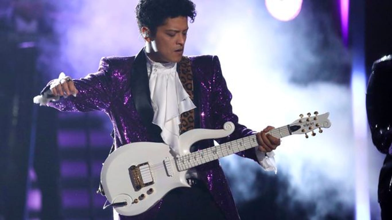 Bruno Mars wird zusammen mit Anderson Paak bei den Grammys auftreten.