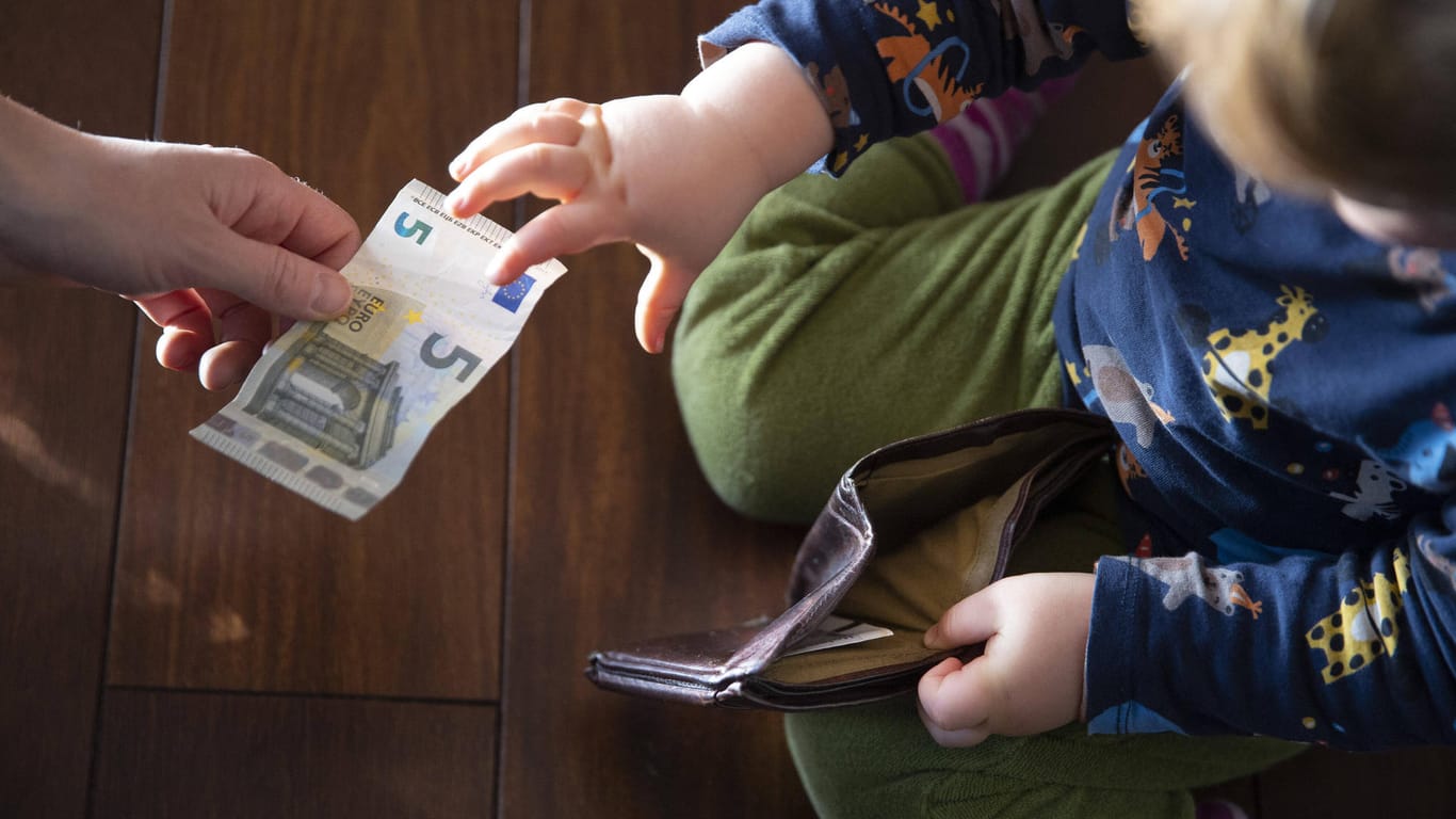Kind mit leerem Portemonnaie und einem Fünf-Euro-Schein: Geringverdiener trifft die Krise besonders hart (Symbolbild).