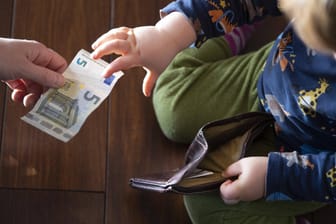 Kind mit leerem Portemonnaie und einem Fünf-Euro-Schein: Geringverdiener trifft die Krise besonders hart (Symbolbild).