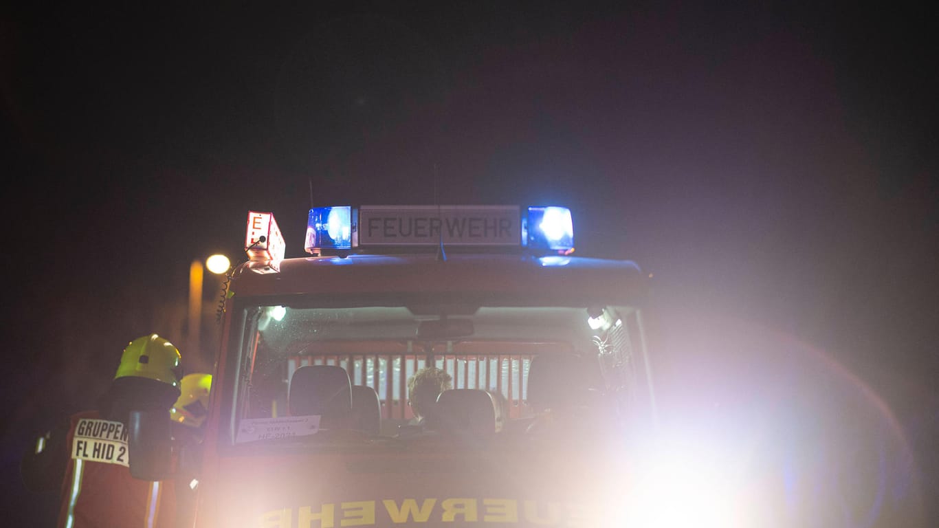 Ein Fahrzeug der Feuerwehr (Symbolbild): Eine Familie musste in Dortmund vor einem Brand gerettet werden.