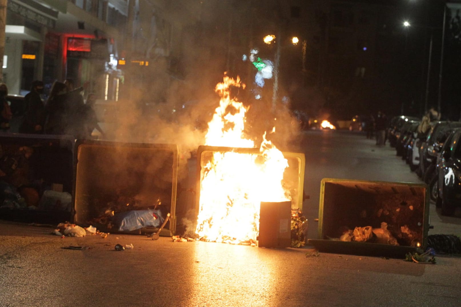 Athen: Mülltonnen brennen während eines Protests gegen Polizeigewalt. Die griechische Polizei hat gegen Randalierer in Athen Tränengas und Wasserwerfer eingesetzt, um einen Sturm auf eine Polizeiwache zu verhindern.