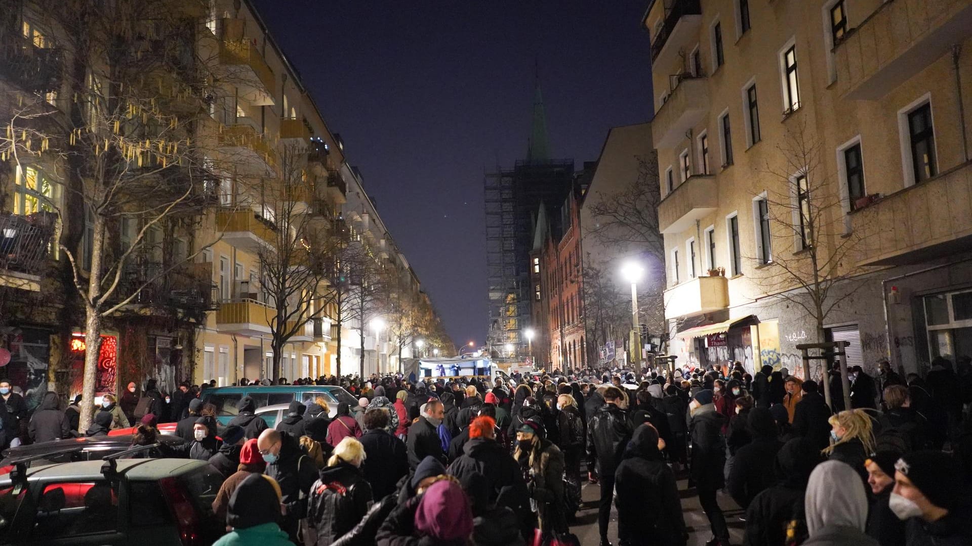 Demonstration zur Unterstützung der "Rigaer 94": In Berlin versammelten sich mehrere Menschen. Demonstration zur Unterstützung der "Rigaer 94": In Berlin versammelten sich mehrere Menschen.