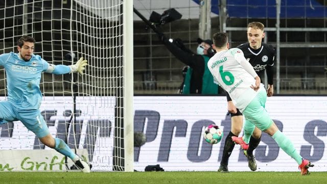 Kevin Möhwald (r) machte den Bremer Auswärtssieg bei Arminia Bielefeld perfekt. Kevin Möhwald (r) machte den Bremer Auswärtssieg bei Arminia Bielefeld perfekt.