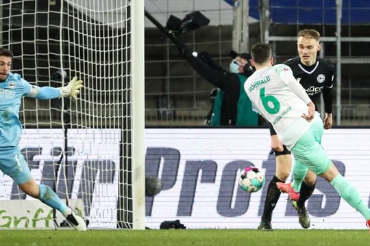 Kevin Möhwald (r) machte den Bremer Auswärtssieg bei Arminia Bielefeld perfekt.