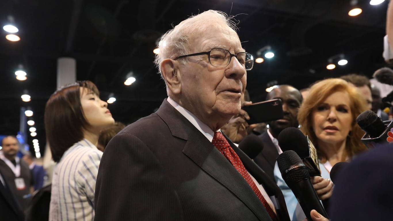Warren Buffett: Bereits seit 1965 steht er an der Spitze des Unternehmens Berkshire Hathaway, dessen Aktienkurs jetzt in die Höhe schoss.