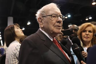 Warren Buffett: Bereits seit 1965 steht er an der Spitze des Unternehmens Berkshire Hathaway, dessen Aktienkurs jetzt in die Höhe schoss.