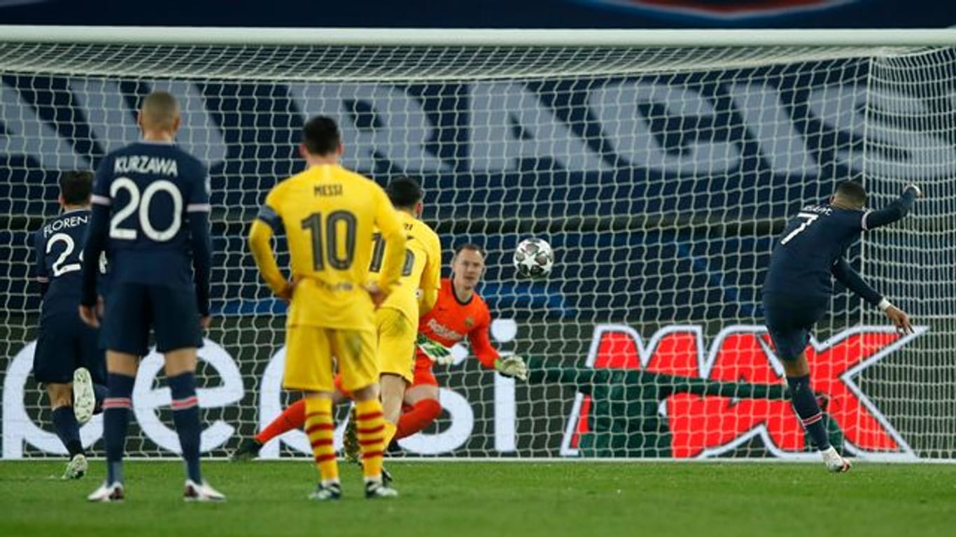 Weltmeister Kylian Mbappé (r) beseitigte mit seinem Tor vom Punkt letzte Zweifel am Weiterkommen von PSG.