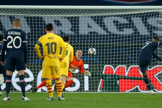 Weltmeister Kylian Mbappé (r) beseitigte mit seinem Tor vom Punkt letzte Zweifel am Weiterkommen von PSG.