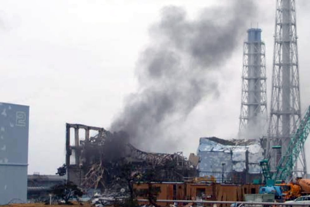 Rauch steigt über dem japanischen Kernkraftwerk Fukushima Daiichi auf: Die Katastrophe jährt sich zum zehnten Mal.