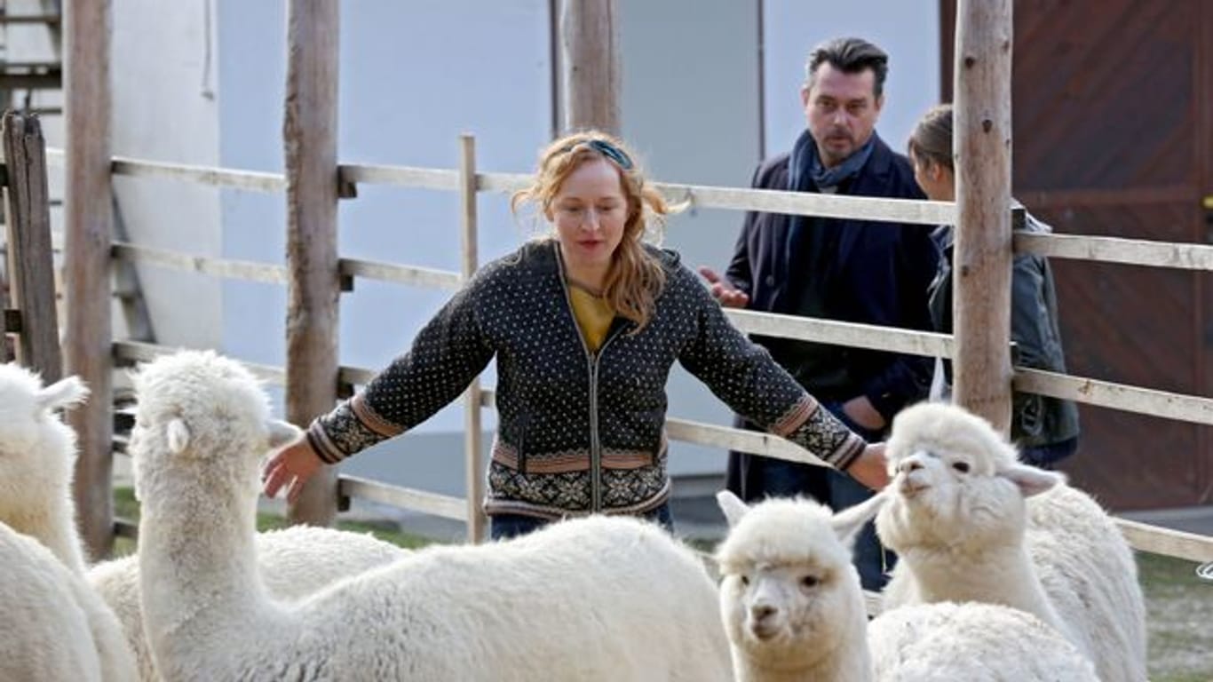 Chefermittler Sascha Bergmann (Hary Prinz) verdächtigt die Alpakazüchterin Lotte (Brigitte Hobmeier).