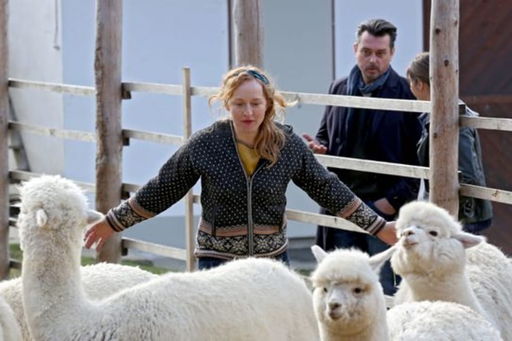 Chefermittler Sascha Bergmann (Hary Prinz) verdächtigt die Alpakazüchterin Lotte (Brigitte Hobmeier).
