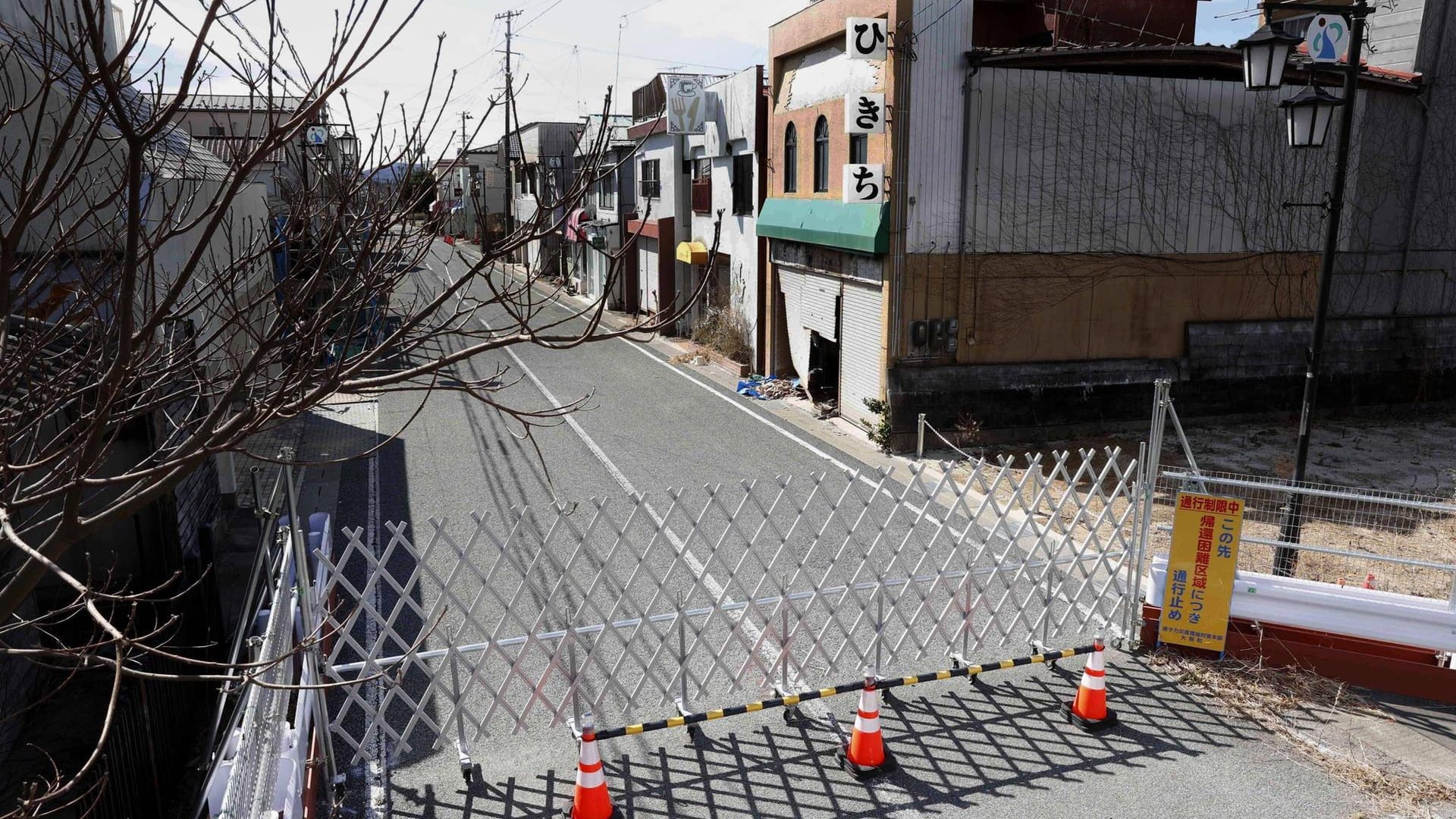 Aus Angst vor der Strahlung sind noch heute manche Stadtviertel in der Region Fukushima abgesperrt.