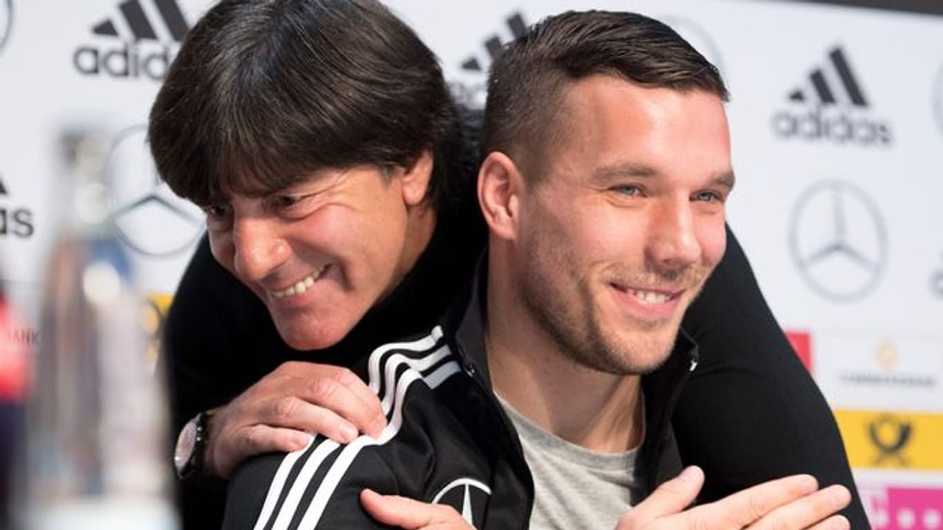 Verbrachten viele Jahre im DFB-Team miteinander: Bundestrainer Joachim Löw (l) und Lukas Podolski.