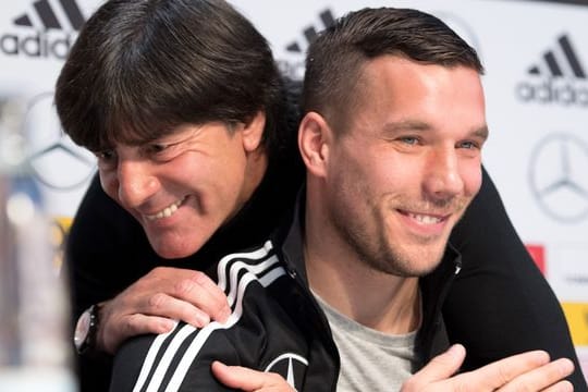 Verbrachten viele Jahre im DFB-Team miteinander: Bundestrainer Joachim Löw (l) und Lukas Podolski.