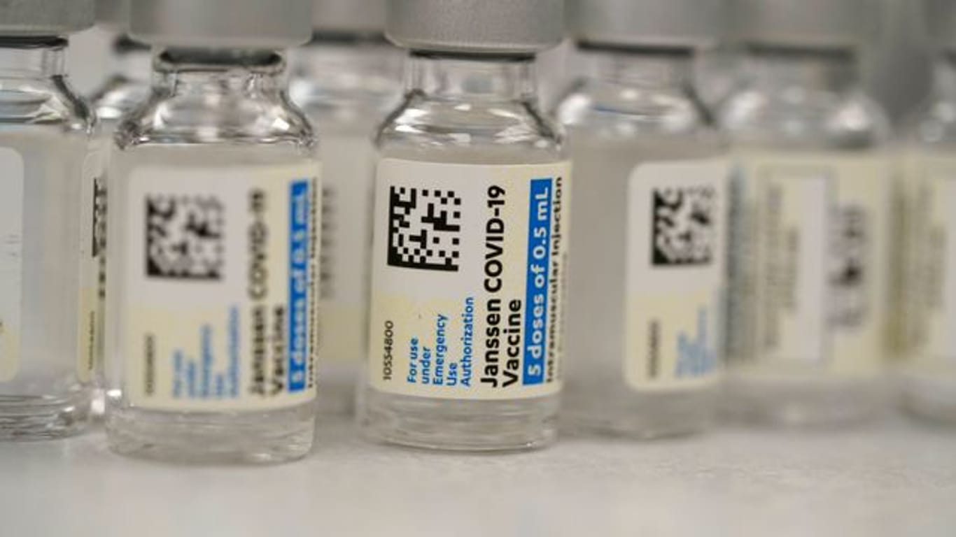 Fläschchen des Corona-Impfstoffs von Johnson & Johnson stehen in der Apotheke des National Jewish Hospital zur Verteilung im Osten von Denver.