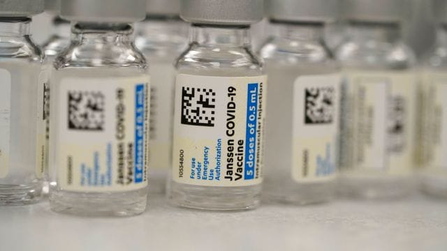 Fläschchen des Corona-Impfstoffs von Johnson & Johnson stehen in der Apotheke des National Jewish Hospital zur Verteilung im Osten von Denver. Fläschchen des Corona-Impfstoffs von Johnson & Johnson stehen in der Apotheke des National Jewish Hospital zur Verteilung im Osten von Denver.